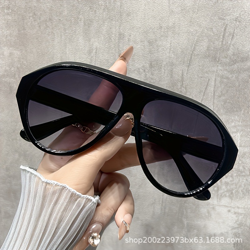 Street Fashion Shoot - European and American simple large frame
